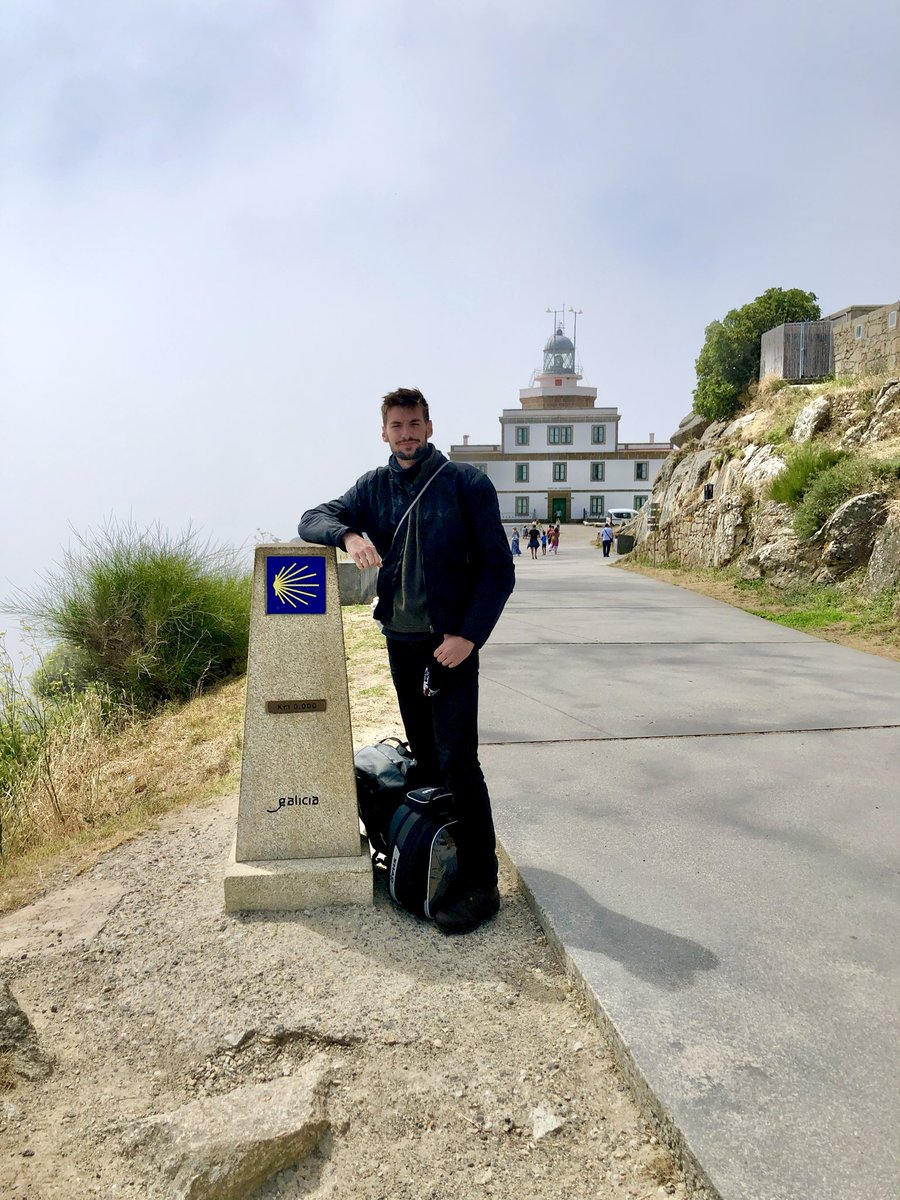 A TI, QUE CONDUCIRÁS TU VEHÍCULO ESTE PUENTE…

Esta es mi última foto. No habrá ninguna más, nunca más…
Es la foto que me hizo mi padre solo veinte minutos antes de que un conductor invadiera el carril por el que circulábamos y me matara. Mírala detenidamente: tengo 20 años y