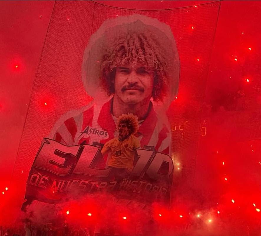 Quería llorar cuando vi esto, qué emoción tan grande sentí, me llené de sentimientos, el ver jugar a este señor a mí me hizo muy feliz, este homenaje en su equipo y en su estadio... Tremendo. Él dijo que no sabía cómo pagarlo, pero ya pagó por adelantado y le quedamos debiendo.