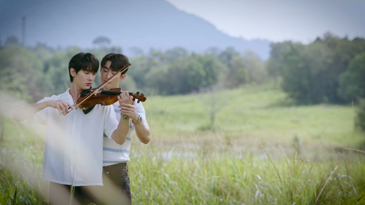GMMTV's tweet photo. "แทนทำให้ผมสนุกกับไวโอลินเป็นครั้งแรก เหมือนที่ได้รู้จักความรักเป็นครั้งแรก" //ให้เลย การสอนไวโอลินที่หวานละมุนที่สุด ไม่แปลกใจที่น้องเพลงจะฝันถึงบ่อย ๆ ก็แทนคุณเขาทำไว้ดีเกิ๊นนนน🫠  #MelodyOfSecretsEP1

@fforcejs @kasibook https://t.co/6pARd1Oyao