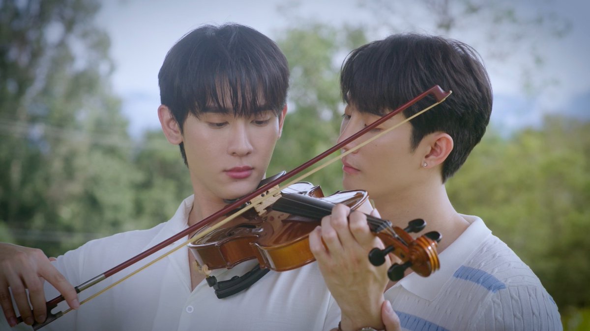 GMMTV's tweet photo. "แทนทำให้ผมสนุกกับไวโอลินเป็นครั้งแรก เหมือนที่ได้รู้จักความรักเป็นครั้งแรก" //ให้เลย การสอนไวโอลินที่หวานละมุนที่สุด ไม่แปลกใจที่น้องเพลงจะฝันถึงบ่อย ๆ ก็แทนคุณเขาทำไว้ดีเกิ๊นนนน🫠  #MelodyOfSecretsEP1

@fforcejs @kasibook https://t.co/6pARd1Oyao