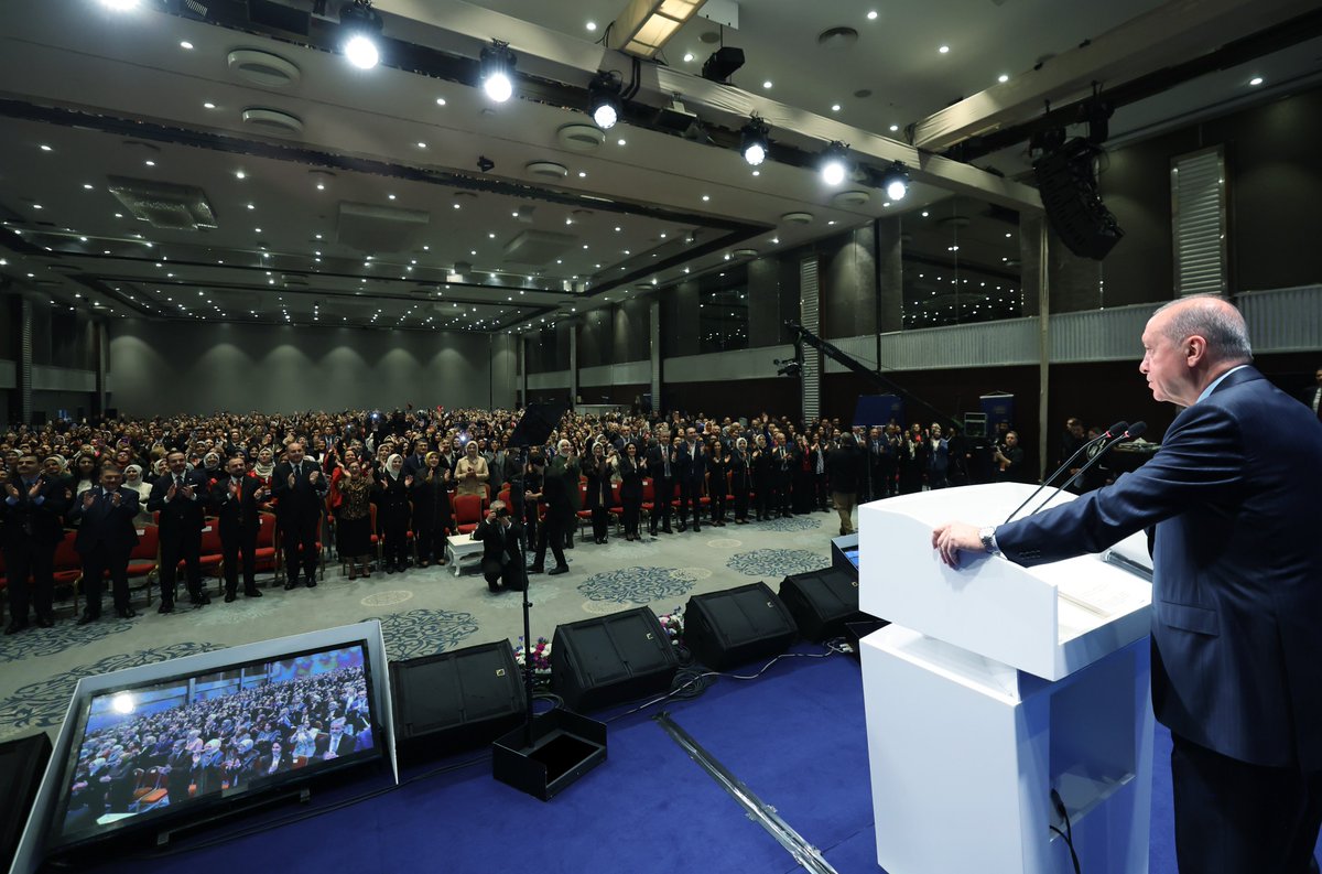 RTErdogan's tweet photo. AK Parti Genel Merkez Kadın Kolları tarafından Kadınla Yükselen Şehirler temasıyla düzenlenen Uluslararası Yerel Yönetimlerde Kadın Zirvesi’nin ufuk açıcı tartışmalara ve somut sonuçlara vesile olmasını canıgönülden temenni ediyorum.                                               

Zirve kapsamında Türkiye’de Şehircilik Vizyonu ve Konut Politikası…

Şehircilikte Kadın ve Aile Politikaları…

Akıllı Şehirler Enerji Yönetimi ve Dijital Dönüşüm…

Göç, Göçmen Politikaları ve Sosyal Uyum…

İklim Değişikliği, Çevre ve Sürdürülebilirlik gibi başlıklarda paneller düzenlenecek, meseleler açık yüreklilikle değerlendirilecek.

Zirvemize iştirak eden birbirinden seçkin isimlerden gelen tenkit, tespit ve tekliflerin başta Partimiz ve hükûmetimiz olmak üzere hepimiz açısından yol gösterici olacağına samimiyetle inanıyorum.