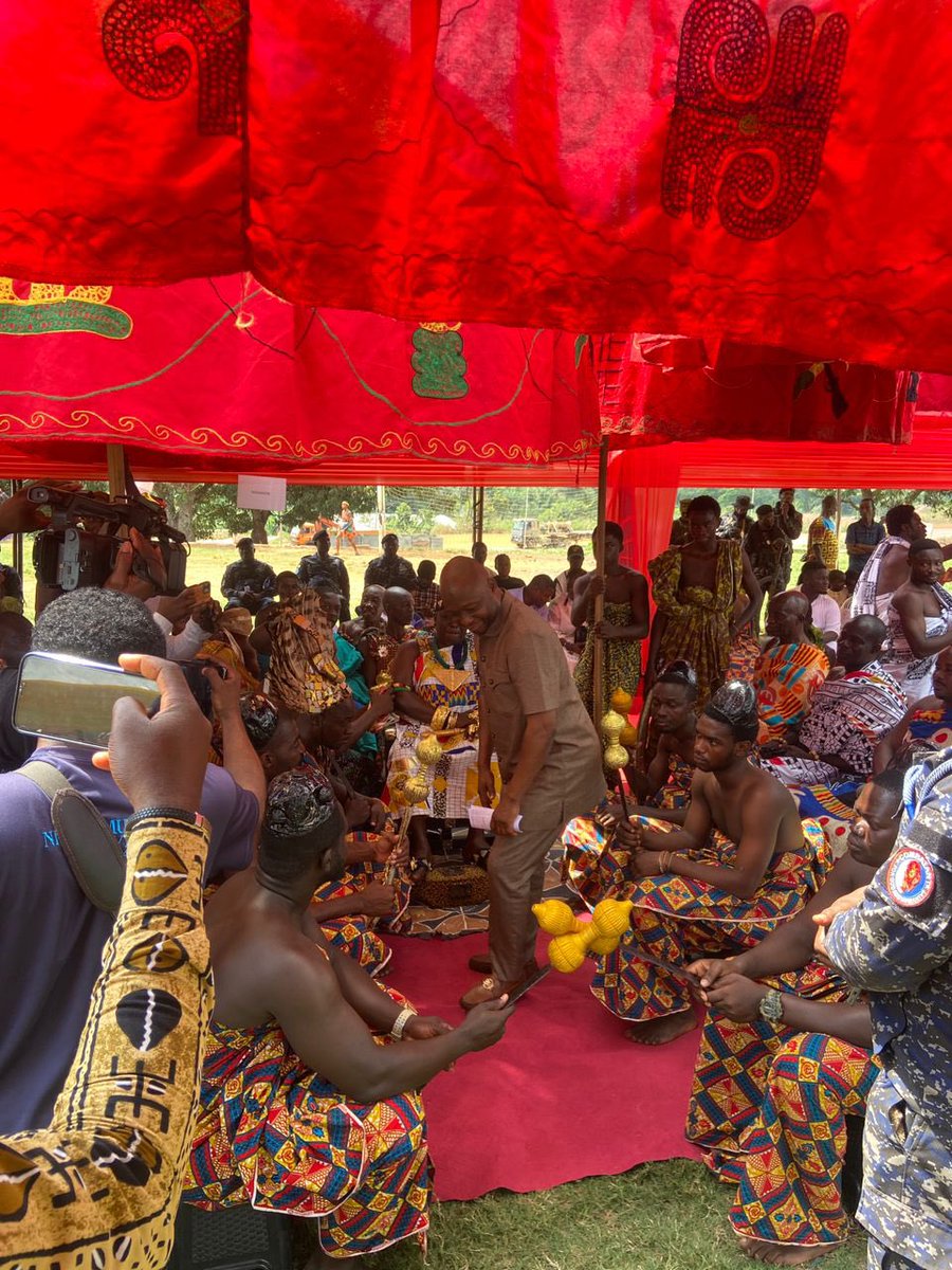 Earlier today, Nananom were formally welcomed in their full glory at the durbar grounds during the farmers day celebration at Ofoase Kokoben in the Bekwai Municipality.
#FarmersDay #ResettingGhanaAgenda #Bekwai #RebuildTogether #viralreelschallenge