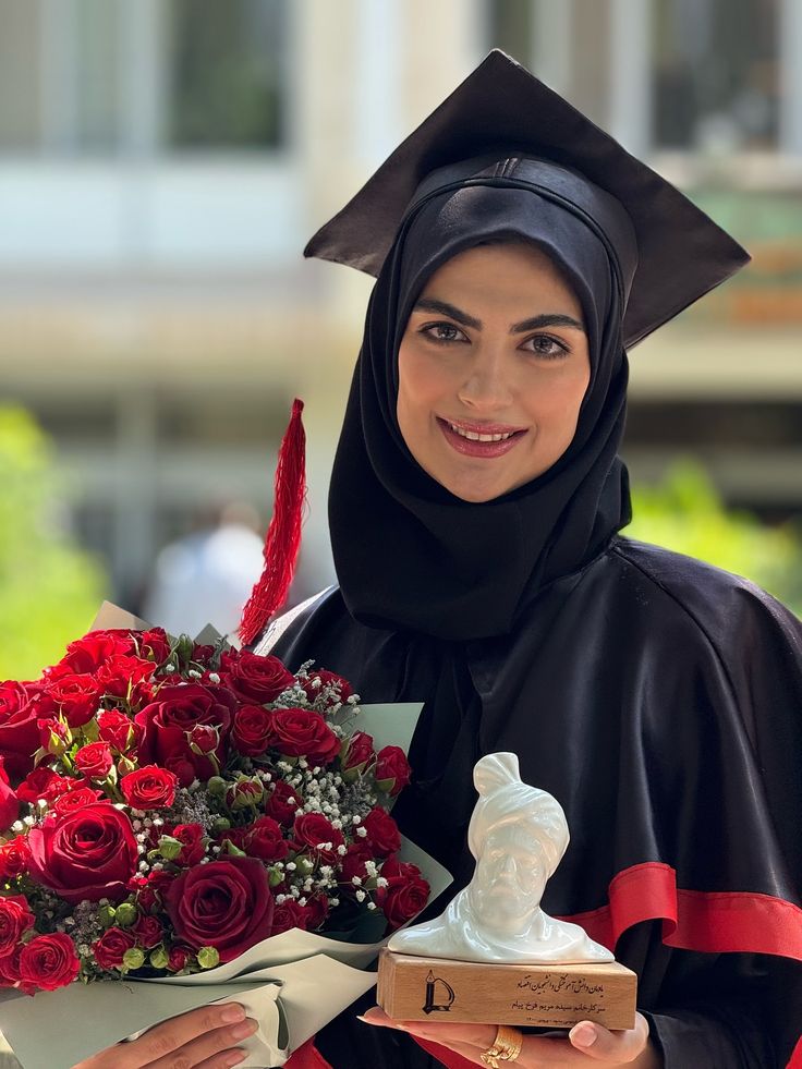 عندما تتفوّق المرأة المحجّبة في الجامعة والعمل 👩‍🎓✨… يسقط كلّ خطابٍ حاول حصرها في صورة واحدة