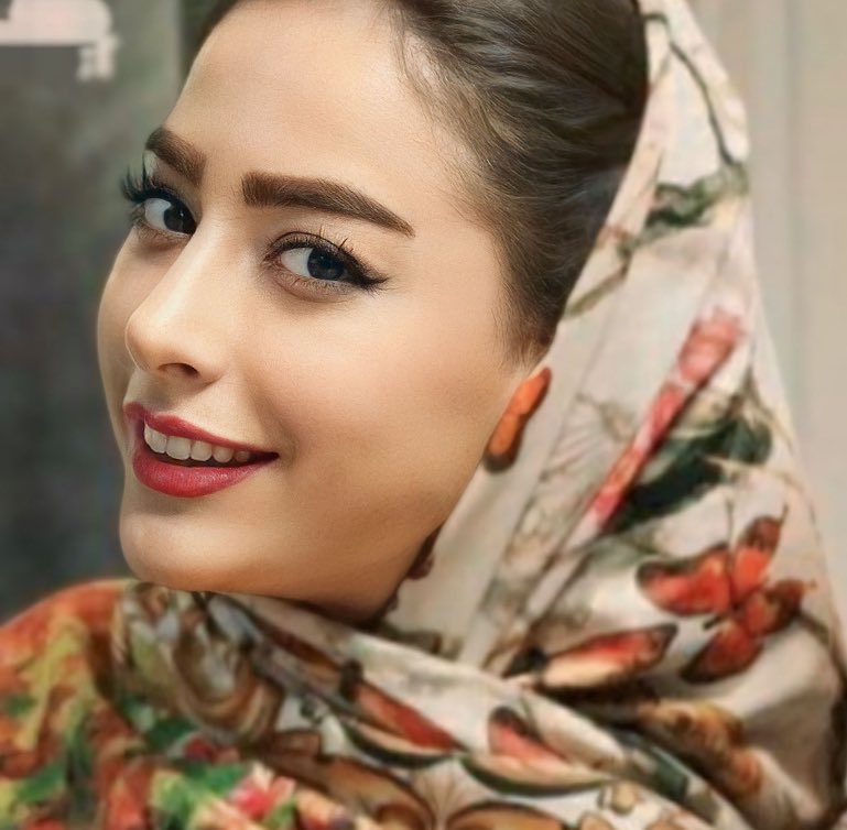 تولد قهرمانیست که بسیجی‌ها محاصره‌اش کردند، با باتوم به سرش زدند و جمجمه‌اش را شکستند و ۹مهر ۱۴۰۱ جانش را گرفتند🖤
#غزاله_قاسمی