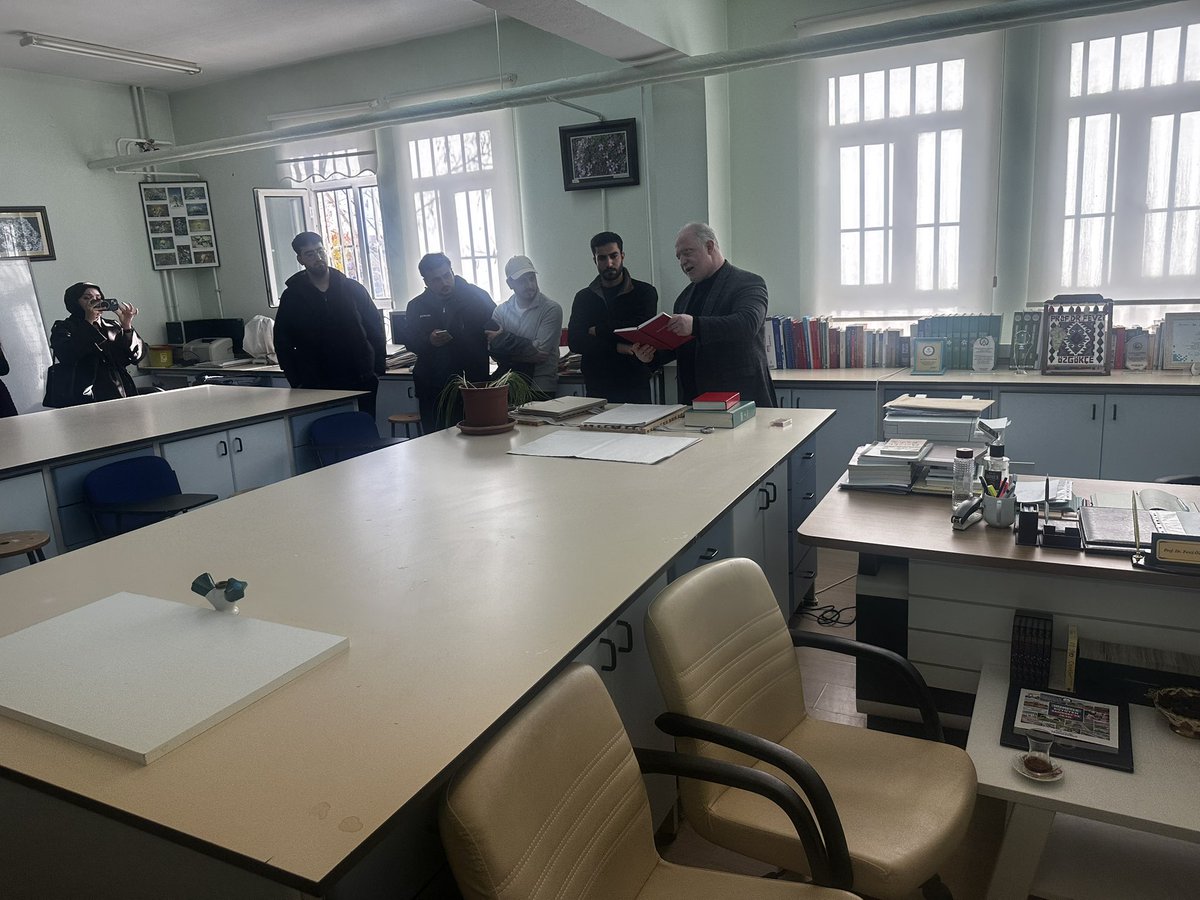 fevziozgokce's tweet photo. Van Yüzüncü Yıl Üniversitesi Uluslararası #VANF HERBARYUMU’nun bugünkü ziyaretçileri; Mimarlık ve Tasarım Fakültesi, Mimarlık Bölümü meraklı öğrencileriydi!
Geleceğin mimarlarına Herbaryumun bilimdeki yeri ve önemini, Dünyadaki ve Türkiye’deki önemli Herbaryumlar üzerine konuştuk https://t.co/NUtuJAVj5x