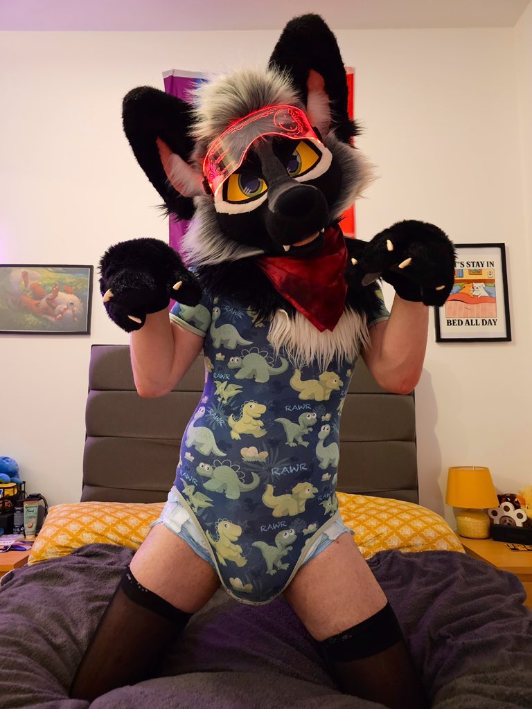 FernSilverFox's tweet image. I am so big and scary !! 🦖🍼🐾 

Roaarrr !! 🖤🥰

📸 - @KypariNoodl