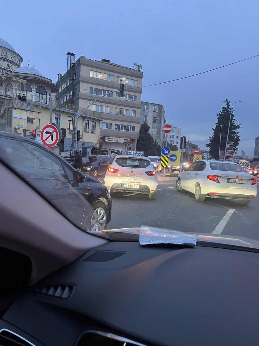 selsah3687's tweet photo. @OzdamlaKurslr  @istanbul_EGM  @AliYerlikaya  sürücü kursları insanlar kuralları öğretmesi gerekiyor diye d��şünüyorum.  Bu kural ihlali yüzünden bu caddede ciddi trafik oluyor. 
Konum: Kemerburgaz Cad. Ata sok. Kavşağı. Kağıthane @radyotrafik https://t.co/4Sc2SZvzu5