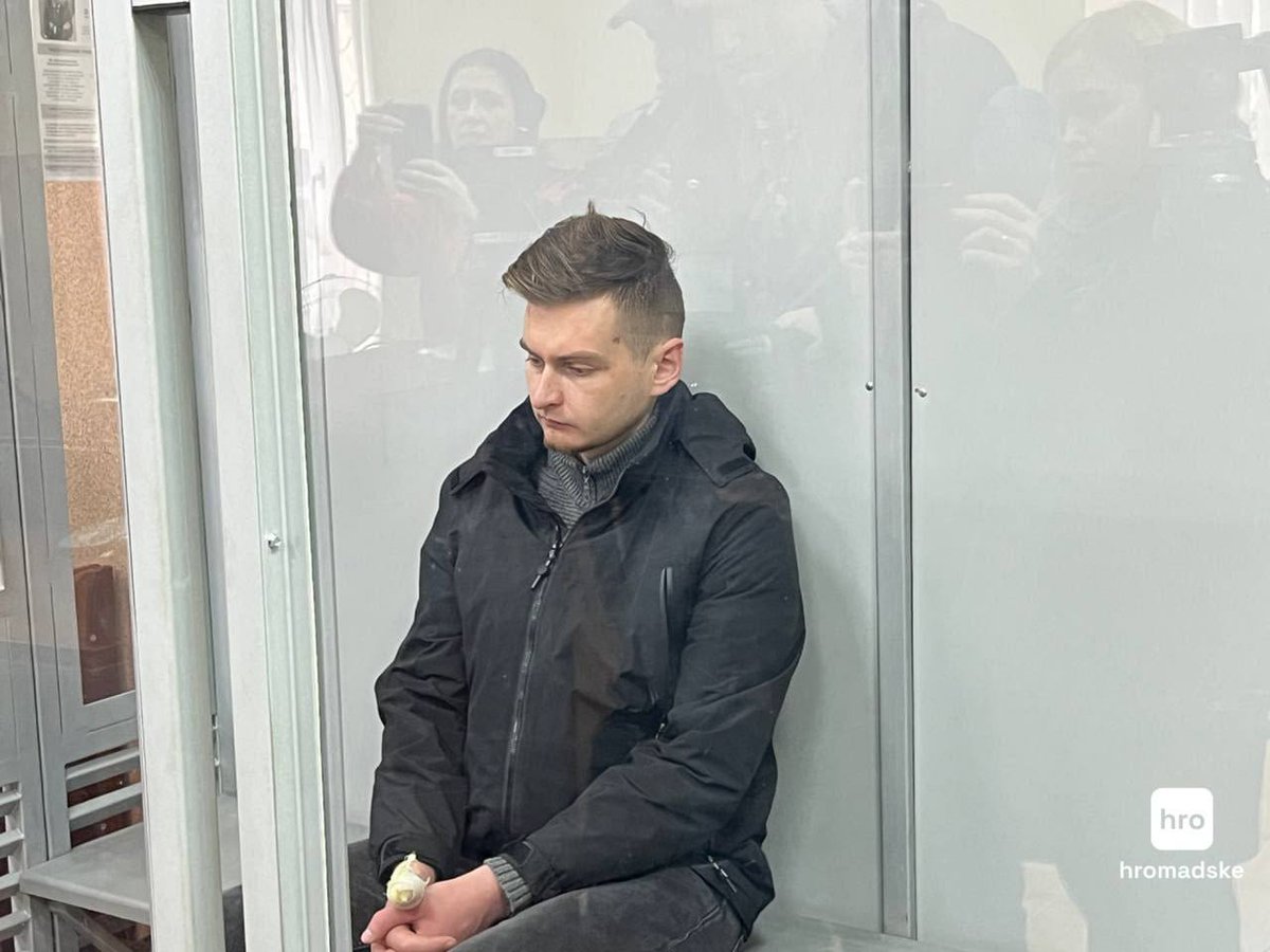 Суд відправив у СІЗО хлопця, який вбив тцкщника у Львові 
Подивіться на фото: це не бандит і не тітушка, а звичайний хлопчина. Він заявив на суді, що людолови напали на нього вчотирьох і почали бити,а потім потягли до буса 
Просто йому стало сміливості чинити спротив цим бандитам