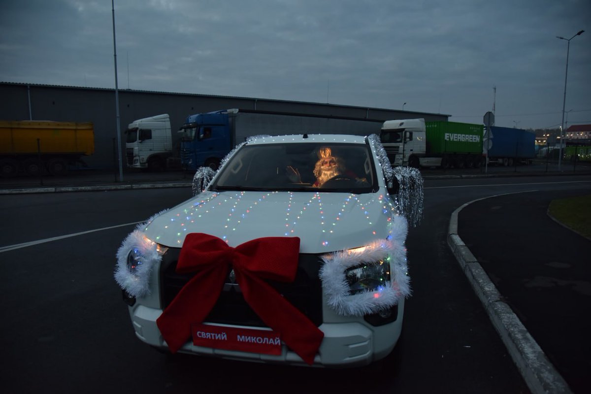 BUGmediaUA's tweet photo. 🎄Святий Миколай уже в Україні і перетнув кордон через пункт пропуску на Львівщині.

Про це повідомляє Західне регіональне управління Держприкордонслужби України. https://t.co/sOXZM9hmgg