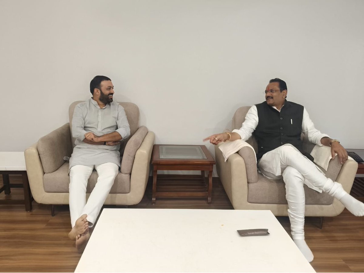 મારા પરમ મિત્ર અને રાજ્ય સરકારના કૃષિ અને સહકાર મંત્રીશ્રી જીતુભાઇ વાઘાણી સાથે એમના ગાંધીનગર નિવાસસ્થાને ઉર્જાસભર મુલાકાત કરીને “સહકાર થી સમૃદ્ધિ” અભિયાન અંતર્ગત ચાલી રહેલ કામગીરીની ચર્ચાઓ કરી.