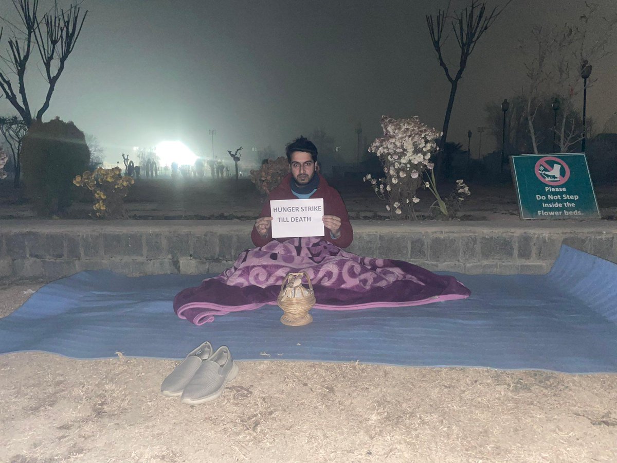Divanshu0414's tweet photo. Condition of youth of J&amp;k,..., Pray for the Future of J&amp;k....,, Save us from corrupt administration #jkpsc
@OfficeOfLGJandK @OmarAbdullah @EduMinOfIndia @BJP4India https://t.co/6UTWlvPGjH