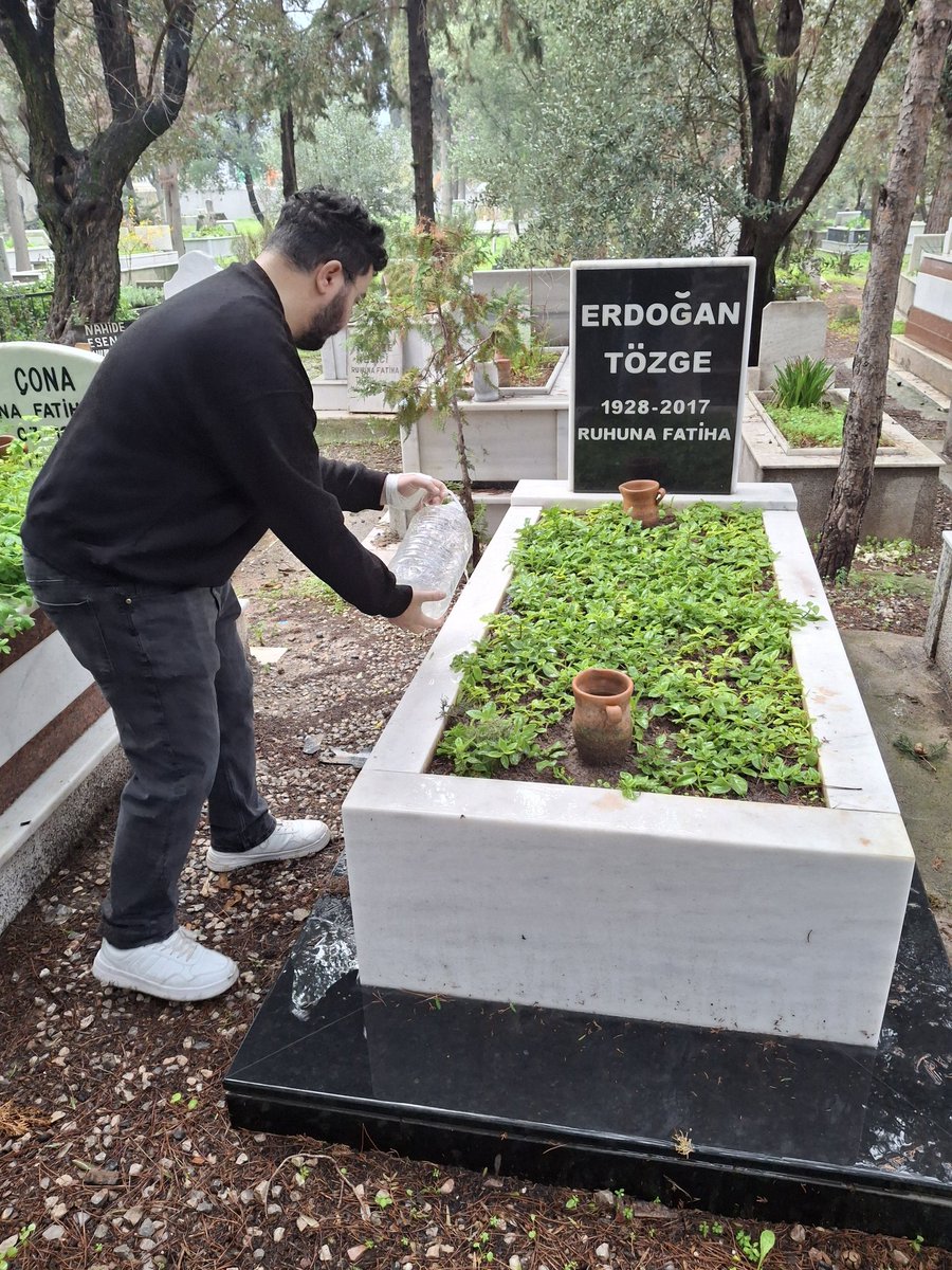 Bugün <a href="/liiimutbudak/">Alemut19on4</a> kardeşimle Merhum Efsane Başkanlarımız; Esin Özgener ile Erdoğan Tözge'yi kabrinde ziyaret edip, dualarımızı okuduktan sonra kabirlerini temizleyip topraklarını suladık. Yaptırdığımız Başka Altay Yok temalı atkılarımızı kabirlerinde hatıra olarak bıraktık.