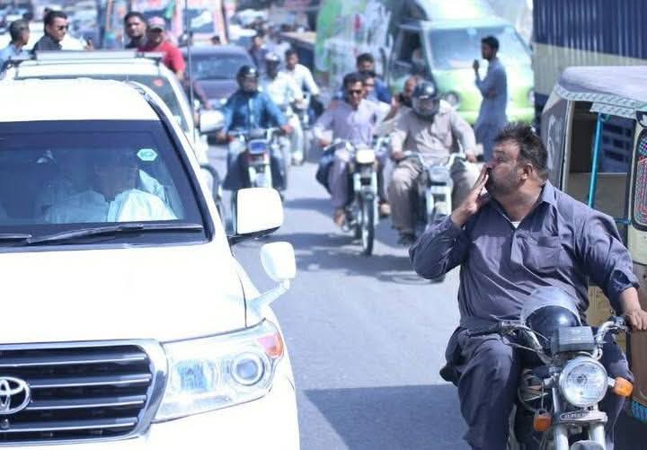 ہاتھی گھوڑے اور تلواریں فوج تو تیری ساری ہے 
پرزنجیروں میں جکڑا راجہ میرا اب بھی سب پر باری ہے ♥️