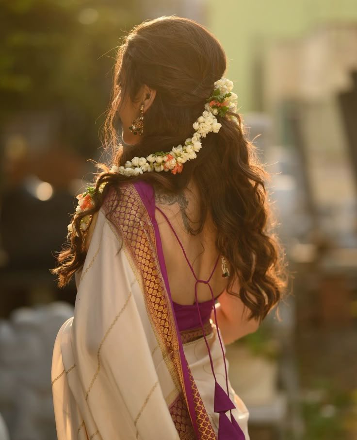 یہ زلفوں کا سجنا اور گجروں کی یہ خوشبو جاناں
تمہاری ایک نظر کو دعوت ہے پیار کی آرزو جاناں

پشت موڑ کے کھڑی ہے کہ انتظار کی حد دیکھے
وہ عاشق جو دور رہا، اسے ملن کی آس دے

#انتخاب_محسن #اردو_زبان