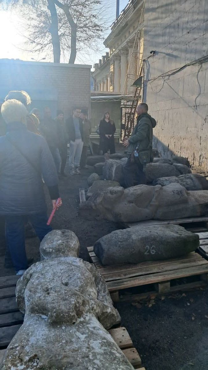 Врятовані "баби" на подвір'ї історичного музею.