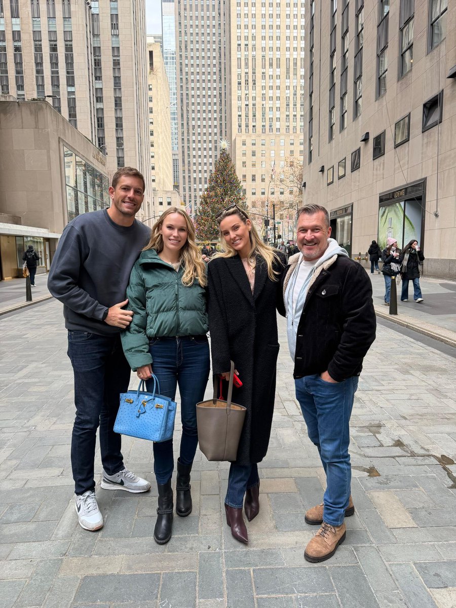 CaroWozniacki's tweet photo. NYC is always a good idea ✨But especially during the holidays 🎄🍎 https://t.co/9vNUIdFIcO