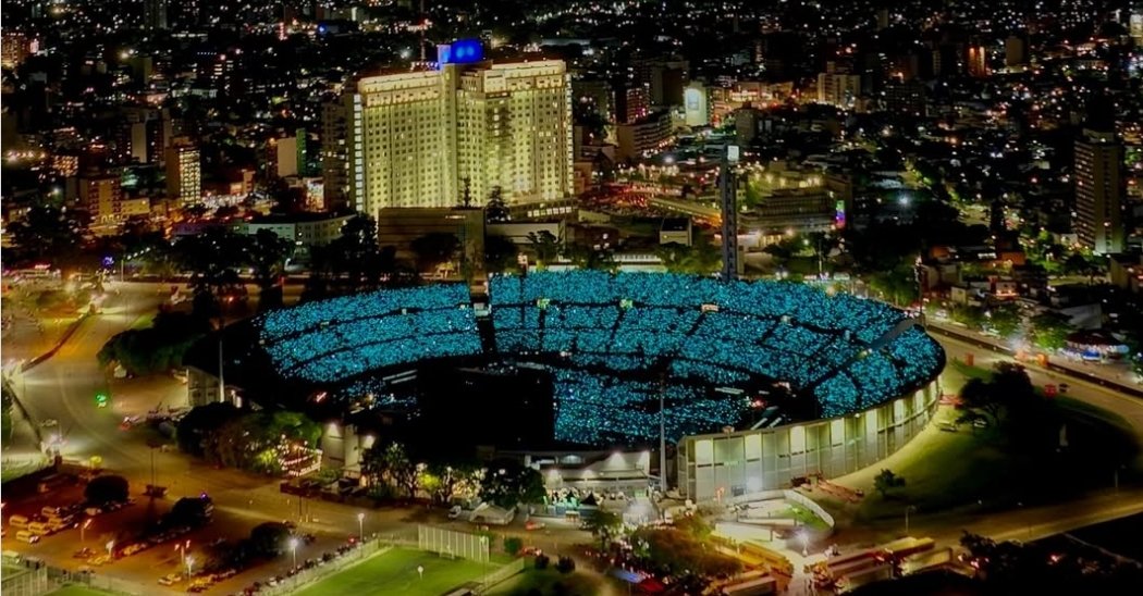 Espero que esto sirva de motivación para otros artistas y que las productoras nos sigan brindando esta clase de shows. 
Mira lo que es ese centenario a capacidad FULLLLL.