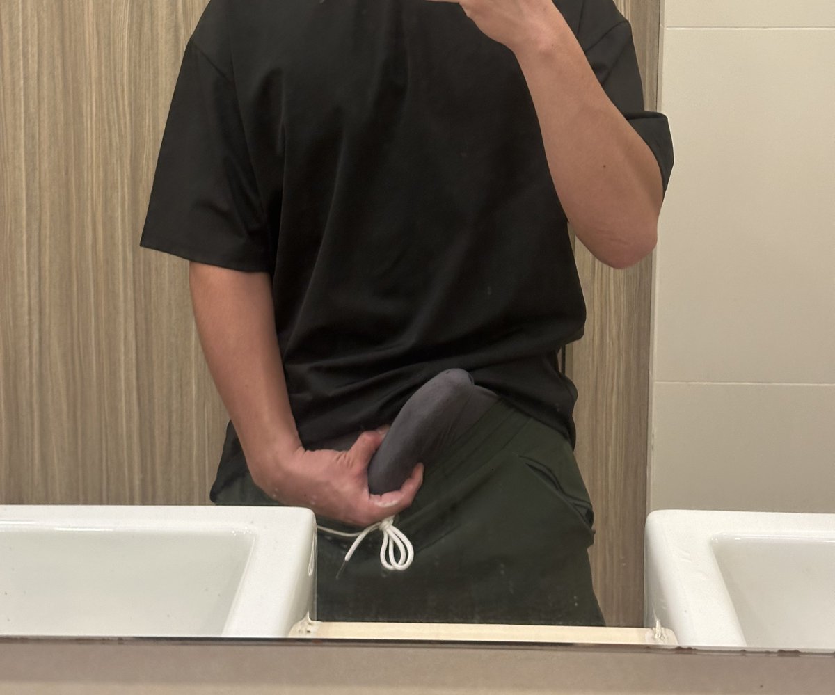 從後面隔間走出來
背對著門口掏出來

有人進來都不知道

(開廣角看起來超長)