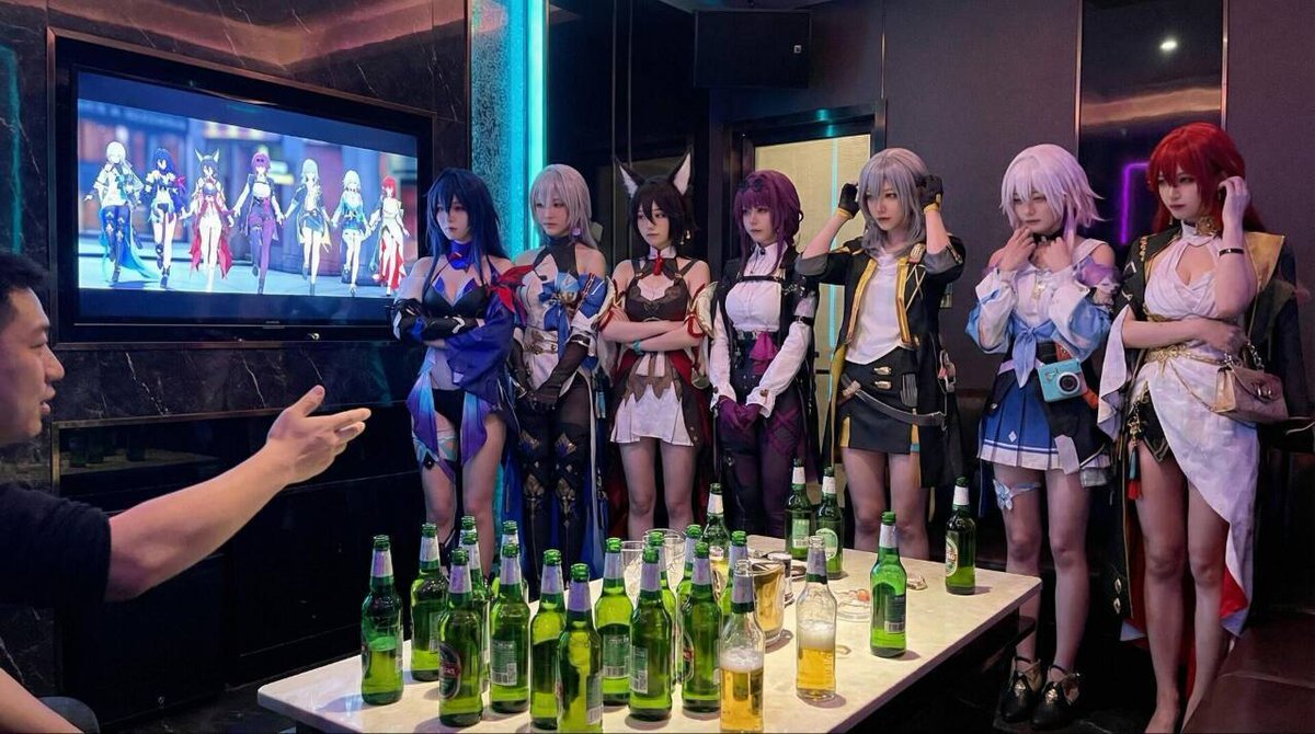 在推上看到一段话，比较有意思。但是一时我没找到原文了。  
认为"Agent智能体的本质就是各种prompts提示词的交互与生成"，，，，，， 
把各种文本丢进不同的模型，输出的答案，成为另一个模型的输入提示词。 用到的模型可能还有，视频图片识别、与语音转文字模型模型，但它们的中间产物还是提示词文本