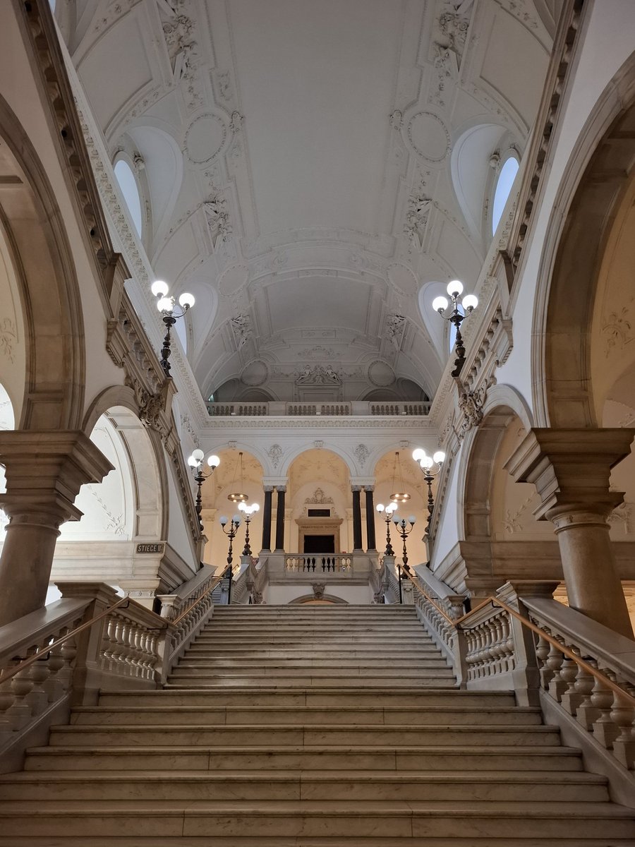 Hans Kelsen se doctoró y fue profesor en la Universidad de Viena, Austria. En el patio central se conserva esta escultura.