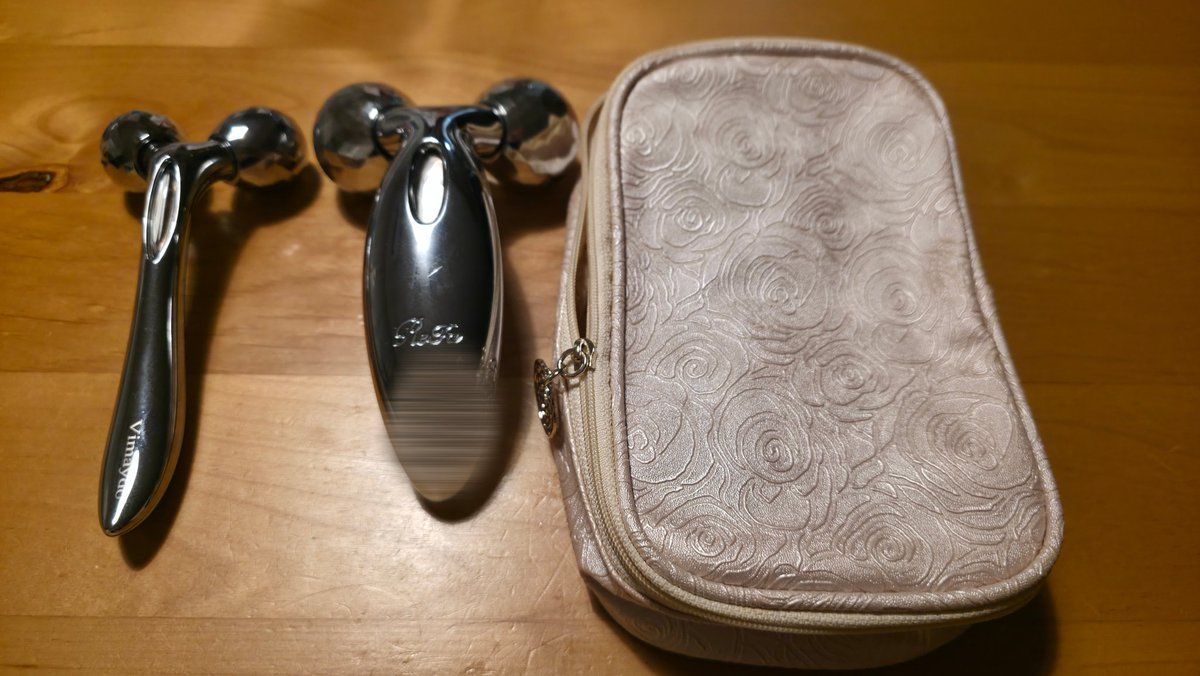 ✳︎ReFa✳︎  美顔ローラー ReFaの美顔ローラー高すぎて買えんから、安いやつ(左)買ってコロコロし