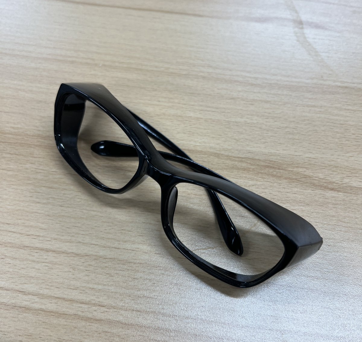 hanagasa_ai's tweet image. これ本当に良いです！
縁が超分厚くて、左右の視界がほぼゼロ！
競馬のブリンカーみたいな感じ

つまり、めちゃくちゃ集中できる！

ちなみに百均で買った花粉用メガネのレンズをぶち抜いてるだけなので、たったの100円です！