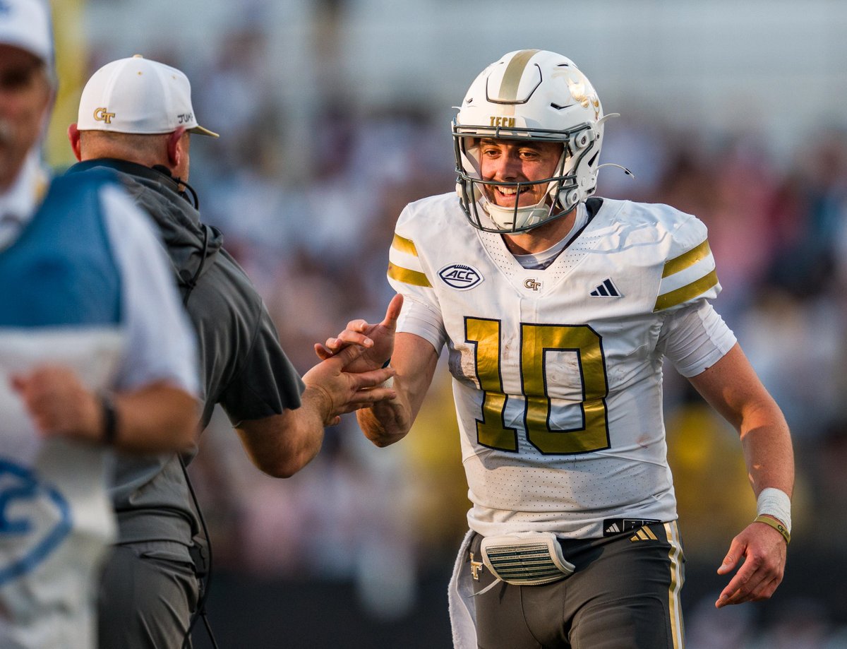 King is the only power-conference player this season and just the 5th since 1956 to average 240+ passing and 80+ rushing yards per game.

The others? Heisman winners Jayden Daniels, Lamar Jackson, Johnny Manziel and runner-up Jalen Hurts 👀

#StingEm 🐝