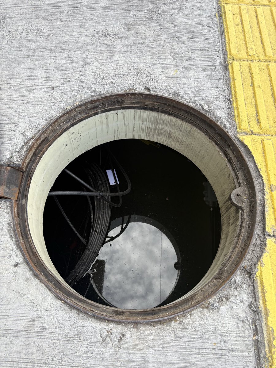 davinchiar's tweet photo. Buenos días Sr. Alcalde @pabelml el soterramiento de la 6 diciembre nos dejó una hermosa vista al cielo sin cables. Pero también con una tubería rota que ha inundado los pozos de revisión y ocacionando  q el agua se filtre a los parqueaderos de edificio. 🧵 https://t.co/a1V4V2aCVJ