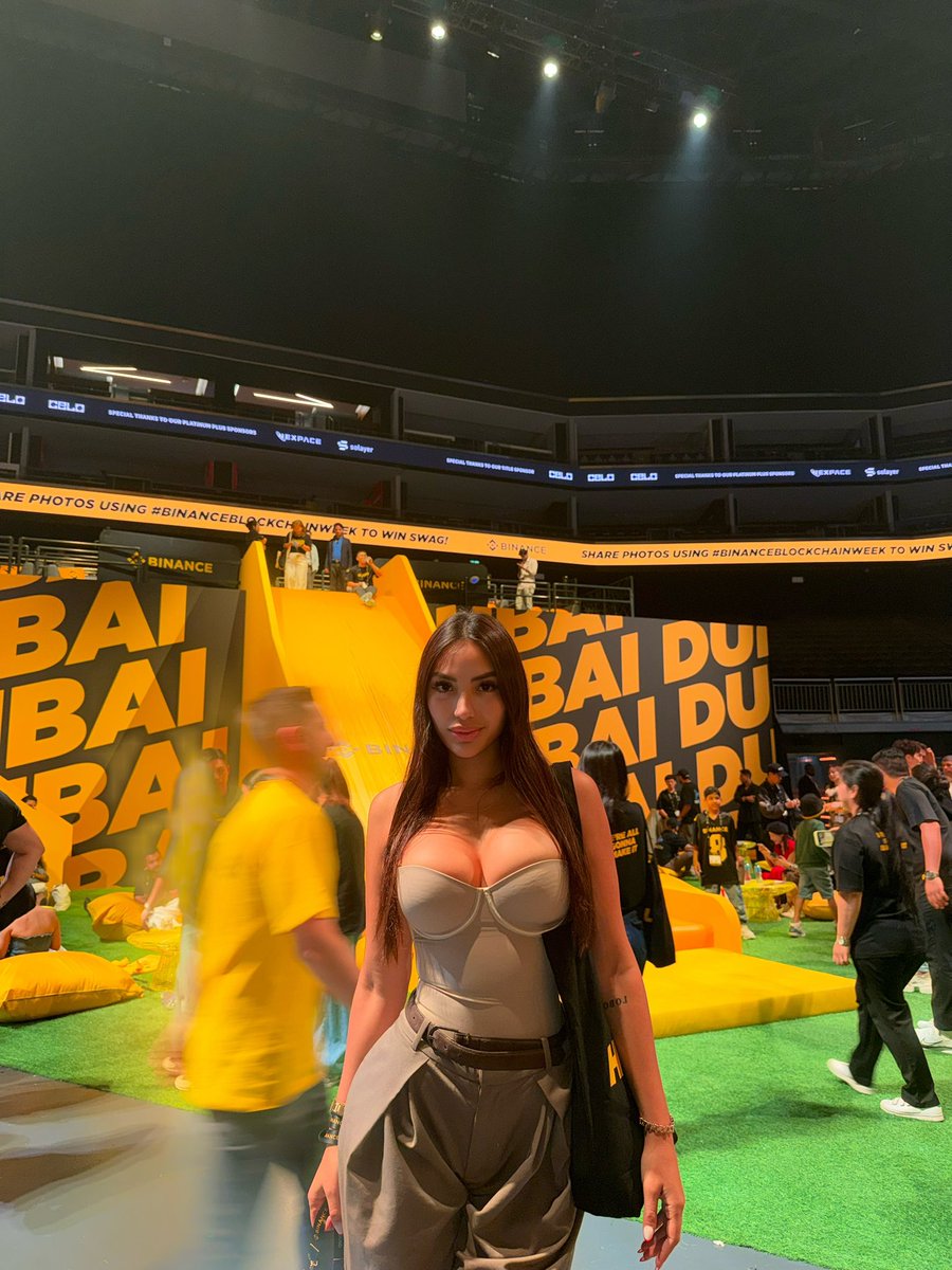 leslyreyna12's tweet image. Gm, wich crypto event is the best? 
#BinanceBlockchainWeek