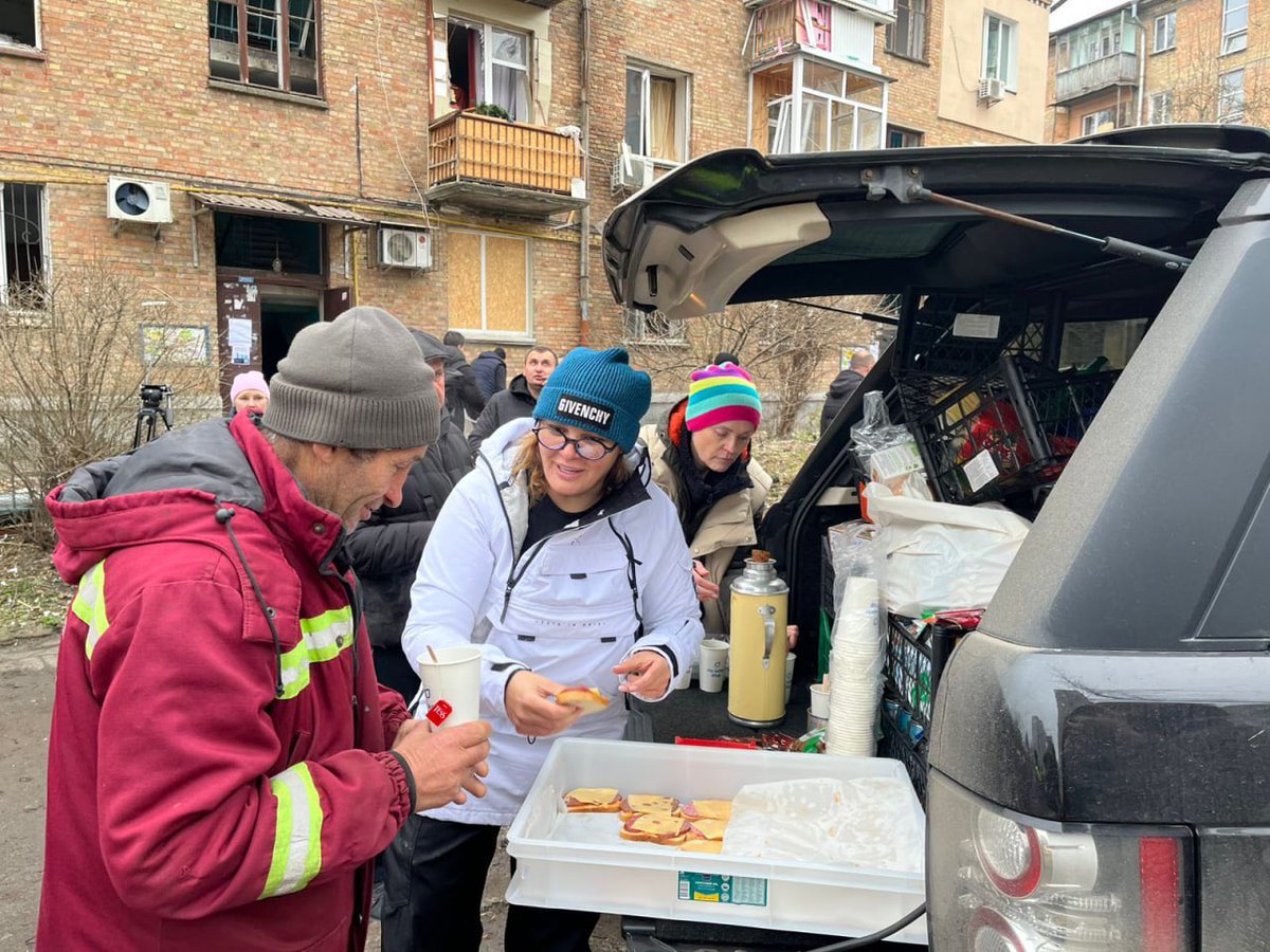 tymur_tkachenko's tweet image. Ви – опора для міста у цей складний час. Ви щоразу поруч коли Київ потребує допомоги. На своїх плечах тримаєте цілі напрямки роботи. 

Часто саме ваша залученість до справи є вирішальною. А організованість фондів та організацій багато чому вчить міські служби. Київ цінуємо вашу…