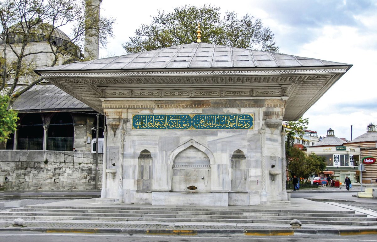 Üsküdar İskele Meydanı’nda yer alan çeşme, Sultan III. Ahmed’in talimatıyla 1729 yılında; annesi Râbia Emetullah Gülnûş Sultan adına Sadrazam Damad İbrâhim Paşa tarafından yaptırılmıştır. 

Türk sanatında klasik dönemin son yapılarından biri olarak dikkat çeken çeşme, eşsiz bir