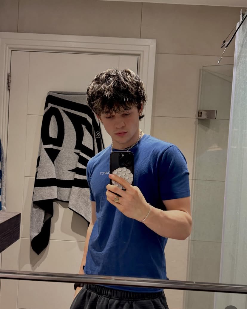dearBLAISE_glbl's tweet photo. ✦⋆͙̈ ↪ INSTAGRAM ↷
cleaned my mirror for once
#dear_ALICE #dearALICE #blaisenoon https://t.co/4tIKA15jNk