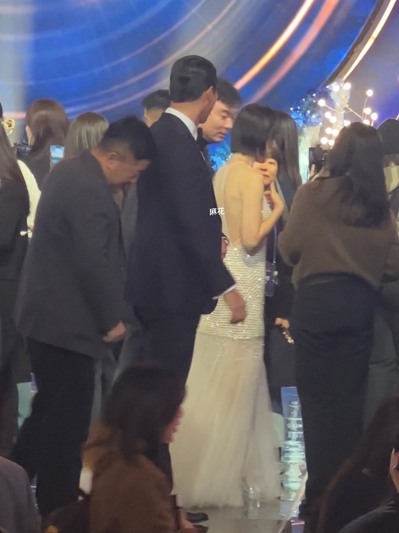 v_lovez's tweet photo. All Hyunbin sees is Son Yejin 😍
Everyone says it, and it’s so true, he’s low-key obsessed with his wife in the cutest way.
#BinJin ❤️ https://t.co/LF6uGcYpiV