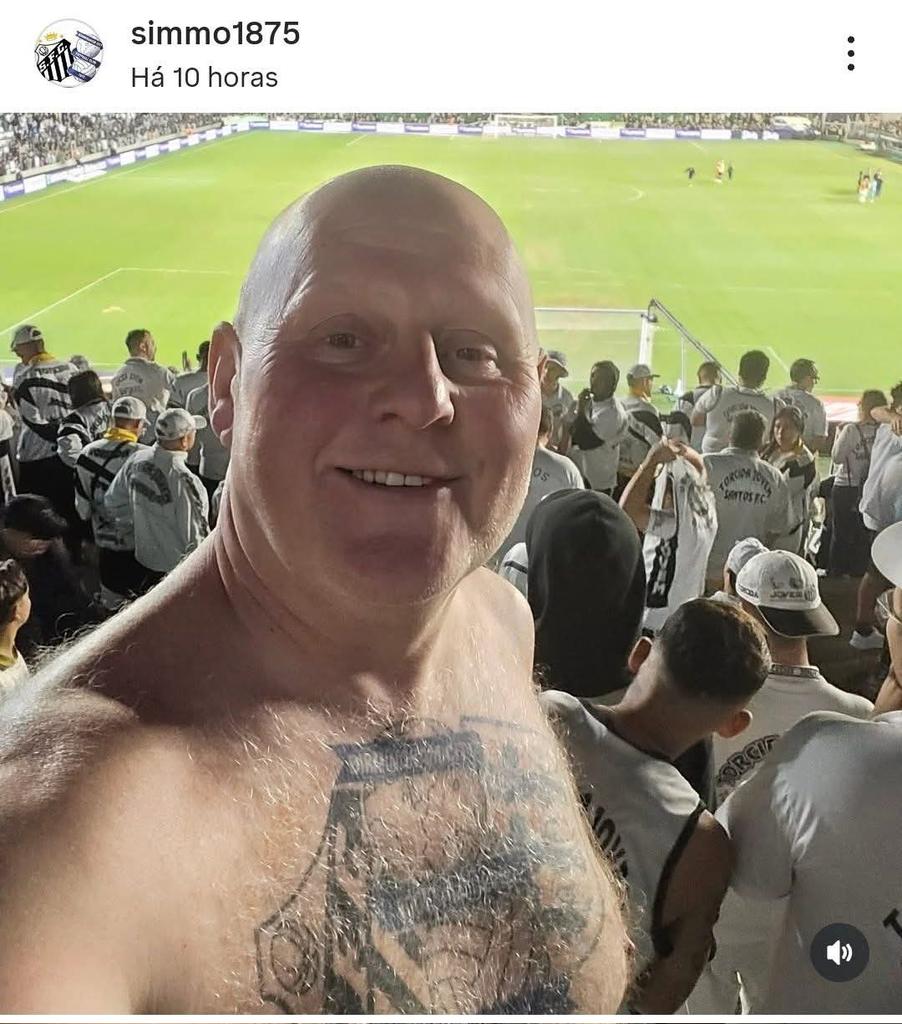 Eu amo a existência desse cara aqui não vou mentir, esse inglês é completamente despirocado das ideias, o cara torce pro Santos e pro Birmingham que tá na segunda divisão da inglaterra.

Ele sai de lá da pqp da Inglaterra pra parar aqui em Caxias do Sul pra ver o jogo do peixão.