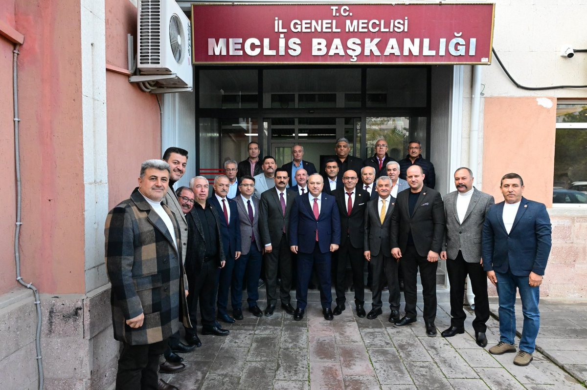 nevsehirvalilik's tweet photo. Valimiz Sayın @ValiFidan başkanlığında; 

🔹Vali Yardımcısı/İl Özel İdaresi Genel Sekreteri Hüseyin Çam, İl Genel Meclisi Başkanı Serkan Feralan, İl Genel Meclis Üyeleri ve İl Özel İdaresi Birim Müdürlerinin katılımıyla, Nevşehir İl Özel İdaresi tarafından 2025 yılı boyunca il genelinde yürütülen çalışmaların, tamamlanan yatırımların ve devam eden projelerin ele alındığı yıl sonu değerlendirme toplantısı gerçekleştirildi.

Valimiz Sayın Ali Fidan toplantıda:
💬 “Hizmet yönünden oldukça verimli bir yılı geride bırakıyoruz. 2025 yılı, ilimizin gelişimi adına önemli yatırımların hayata geçirildiği bir dönem oldu. Önümüzdeki süreçte de hizmetlerimizi artırarak ilimizin her köşesine daha kaliteli ve etkili çalışmalar ulaştırmaya devam edeceğiz. Bu vesileyle İl Genel Meclisimize, İl Özel İdare teşkilatımıza ve sahada alın teri döken tüm kardeşlerimize emek ve gayretleri için teşekkür ediyorum.” dedi.

📍Nevşehir İl Özel İdaresi