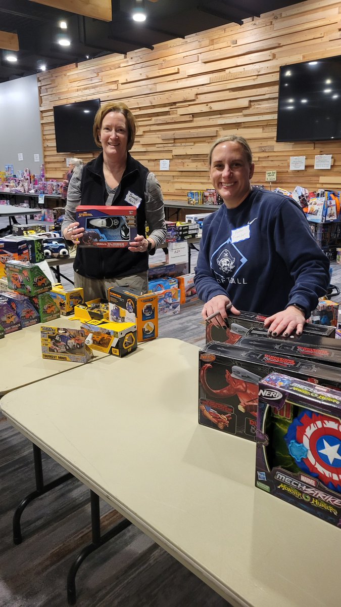 GivingTreeHSSD's tweet image. Santa's Elves were very busy  last night, working to get our Holiday Store set up and ready for next week. We are so grateful to have such wonderful and caring elves.   
Thank you for all your help, you've made a big impact on a lot of children in our community!
@HSSD