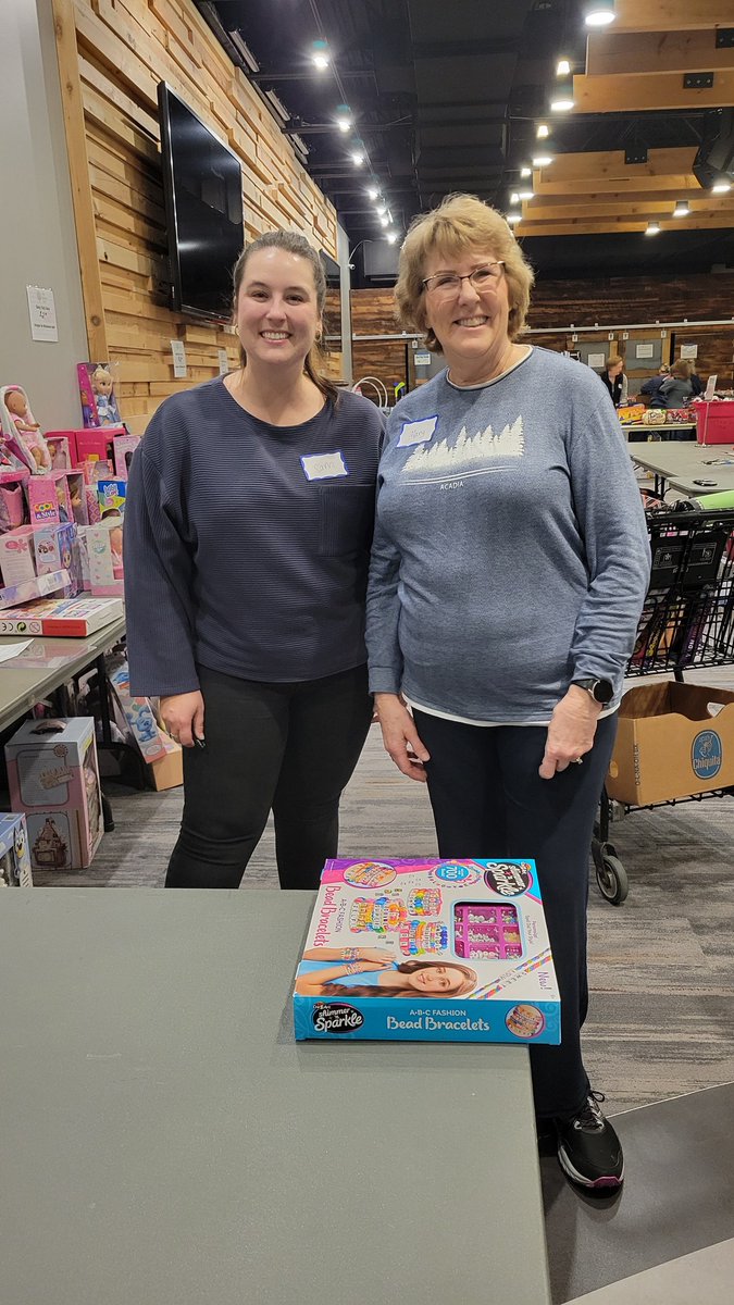 GivingTreeHSSD's tweet image. Santa's Elves were very busy  last night, working to get our Holiday Store set up and ready for next week. We are so grateful to have such wonderful and caring elves.   
Thank you for all your help, you've made a big impact on a lot of children in our community!
@HSSD