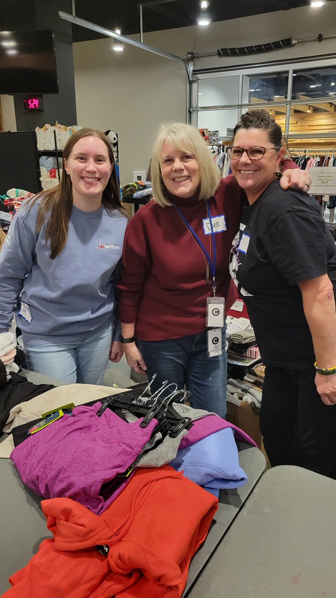 GivingTreeHSSD's tweet image. Santa's Elves were very busy  last night, working to get our Holiday Store set up and ready for next week. We are so grateful to have such wonderful and caring elves.   
Thank you for all your help, you've made a big impact on a lot of children in our community!
@HSSD