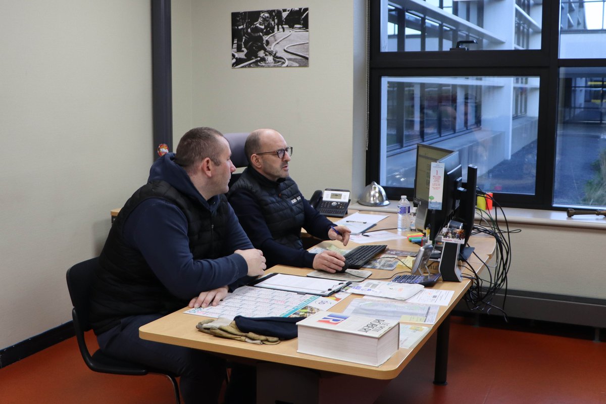 SDIS50's tweet photo. Le #sdis50 a participé au dispositif national #DuoDay. M. Marc FERON a réalisé une #immersion dans notre établissement et a ainsi pu découvrir le métier de #logisticien #magasinier pendant toute une journée auprès de nos agents professionnels. Un partage d'expérience gratifiant! https://t.co/DwN9sO6TAa