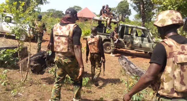 Africa_Univers1's tweet image. The Nigerian Army’s Operation Peace Shield has rescued 10 abducted women in Kaduna and recovered weapons &amp;amp; ransom money.
A strong message against kidnappers but security remains a challenge.
#Nigeria #Kaduna #Security #PeaceShield @NigerianArmy @UNHumanRights @DefenceInfoNG