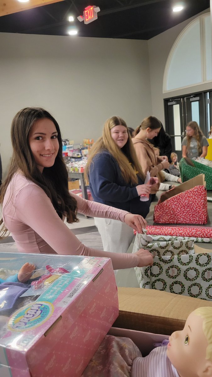 GivingTreeHSSD's tweet image. We had a fun afternoon today as the Bay View student council stopped in to help sort and shelve food donations!  They helped wrapped boxes for our Holiday Store and had the opportunity to tour both the pantry and Holiday Store!
Great leaders doing great things!
@HSSD @hssdbv