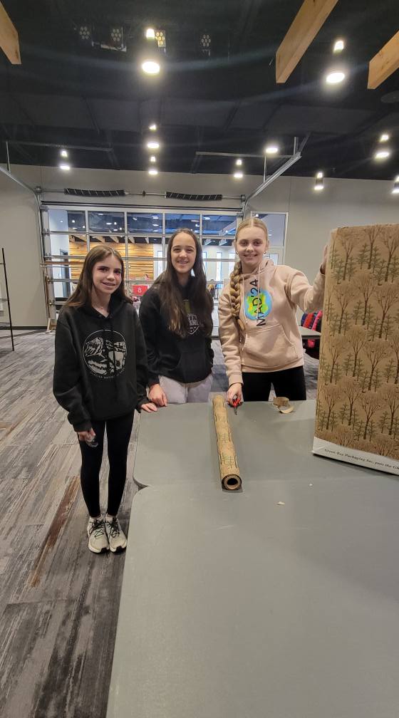 GivingTreeHSSD's tweet image. We had a fun afternoon today as the Bay View student council stopped in to help sort and shelve food donations!  They helped wrapped boxes for our Holiday Store and had the opportunity to tour both the pantry and Holiday Store!
Great leaders doing great things!
@HSSD @hssdbv