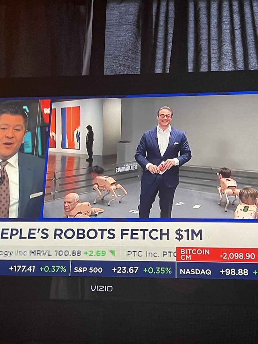 cryptoangel_'s tweet photo. @beeple loving the new robots 😂👌🏽 https://t.co/tcupUSphT3