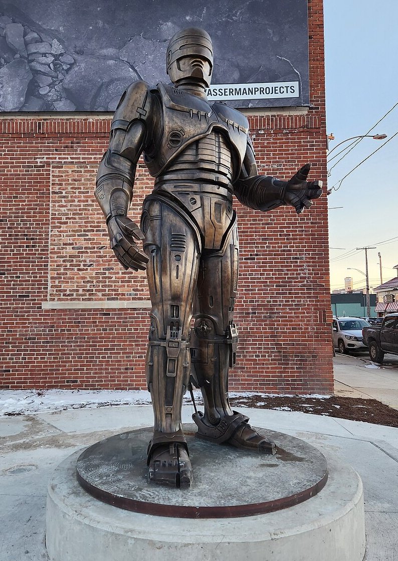 Desde ayer, ROBOCOP cuenta con su propia estatua (de bronce y más de tres metros de altura) en Detroit. Se ha hecho JUSTICIA.