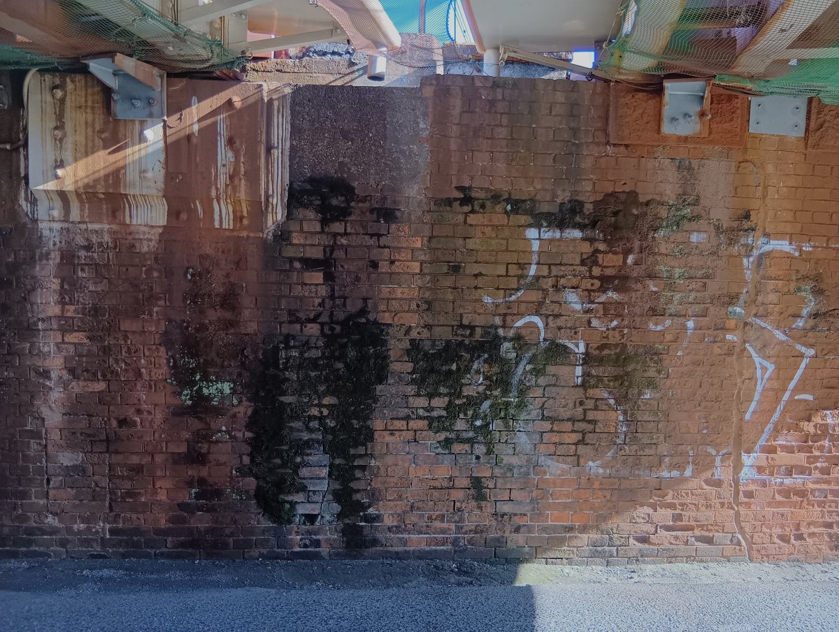 zonographie's tweet photo. 鉄道架線下には良い壁がありがち。
#鉄道架線下 #壁好き #壁スキ #UnderRailways #LoveWalls https://t.co/NP5eeGV1u6