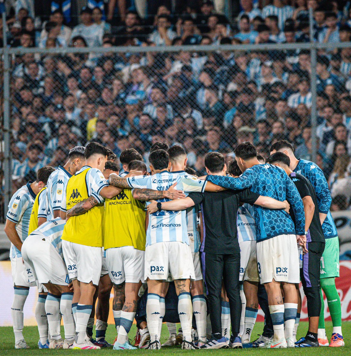 FedeGullo7's tweet image. Nosotros todos juntos. Los de afuera (aunque digan ser de adentro) son de palo