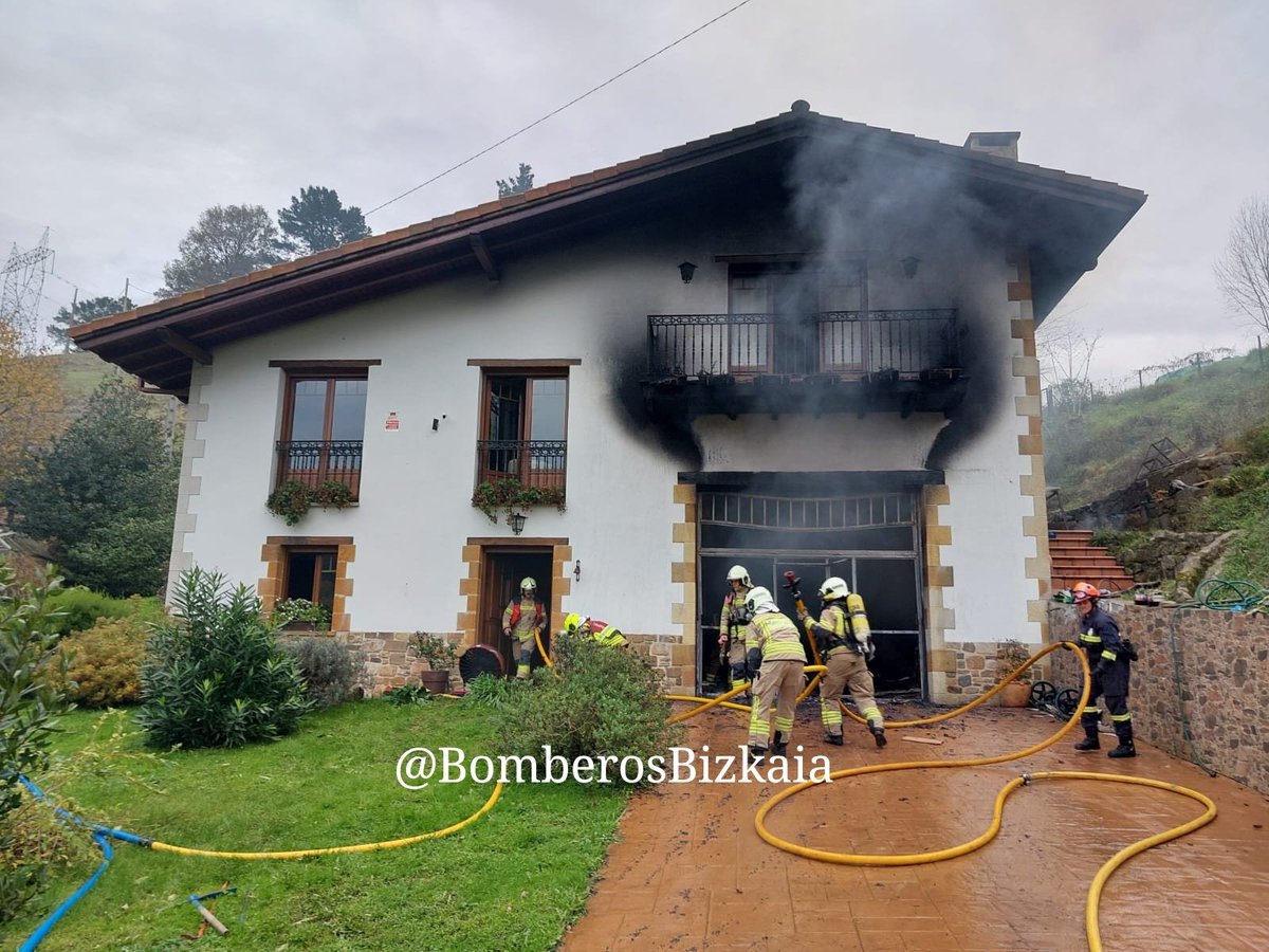 Incendio #Gueñes extinguido, garaje afectado y vivienda llena de humo
Lamentar el fallecimiento del perro de la familia
#Bomberos
Gueñesko #Sutea amatatuta, garajea kaltetuta eta etxea keaz beterik
Tamalez etxekoaren txakurrak hil da
#Suhiltzaileak