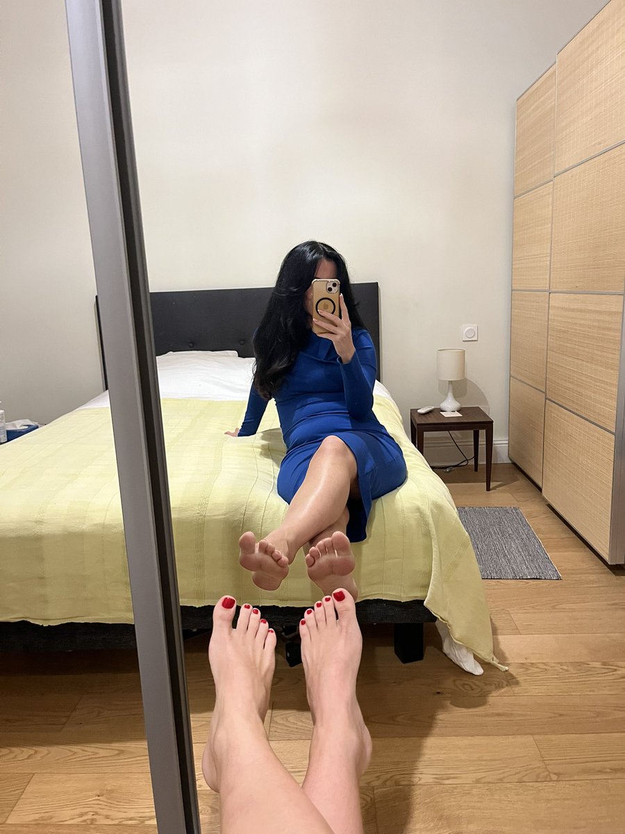DiNa1054749's tweet photo. Friday vibes. Getting out. Blue dress & red toes π
π»
What do you think about my outfit?
Btw you should follow me on Patreonπ:
https://t.co/01c1YUpsUc π
#FridayNightLook #FridayVibes #fridaybarefoot #footfetish #toes https://t.co/jWtZrwTdPA