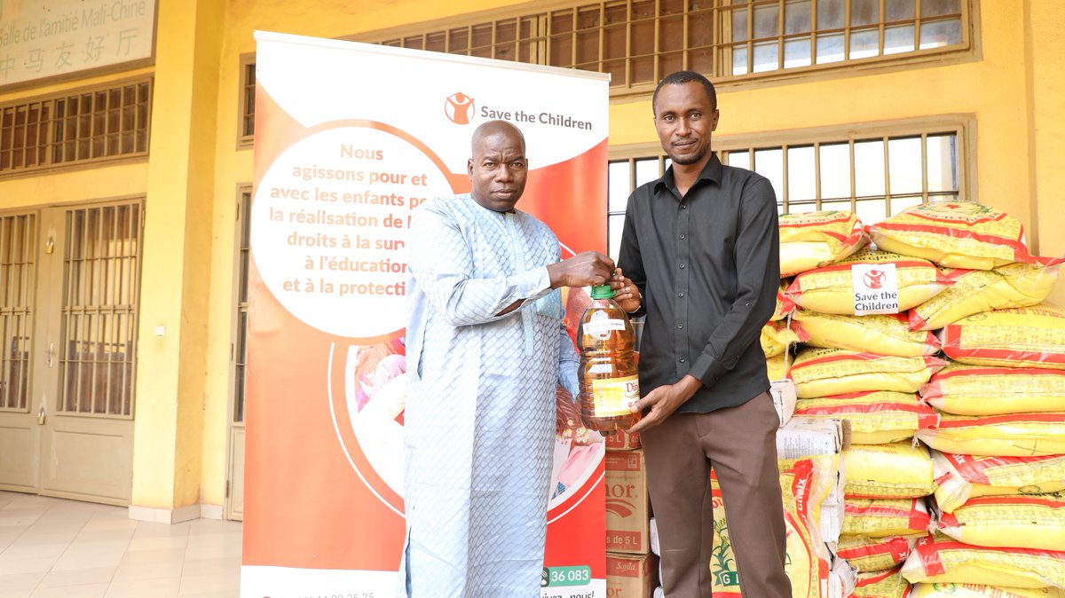 SaveChildrenMLI's tweet photo. Dans le cadre de la Semaine Nationale des Enfants Vulnérables au Mali, placé sous le thème : « Agir ensemble pour la protection et l’épanouissement des enfants vulnérables » #SCIMali à travers #AVEJ MALI a distribué des kits alimentaires au profit de 100 enfants. https://t.co/kej5B4MIia