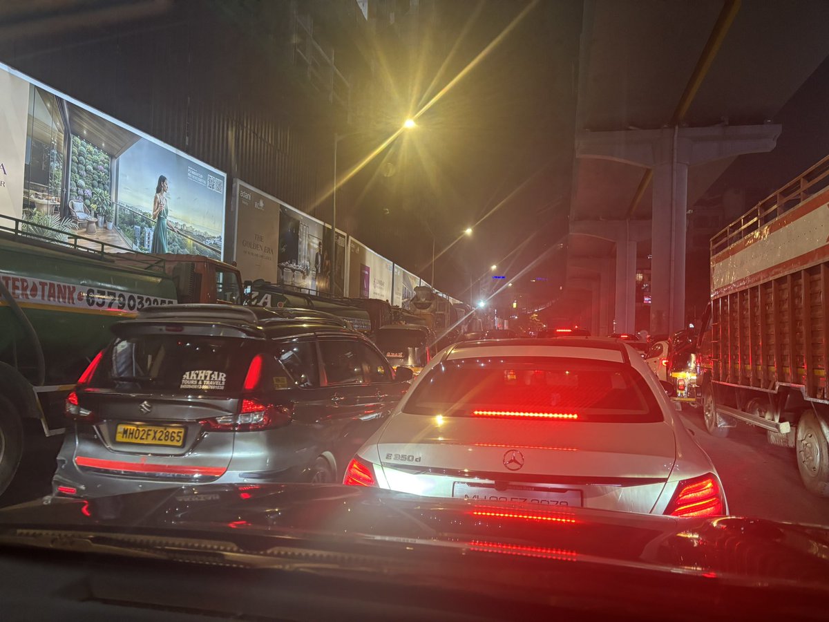 mehtaarpit's tweet photo. @MTPHereToHelp @mybmc there is already a sinkhole at DN Nagar &amp; work going on opp fun republic. Too add to chaos there’s a lane blocked by heavy vehicles. Take strict action against the builder @AndheriLOCA @RoadsOfMumbai @mid_day @TOIMumbai https://t.co/IY1FDanQKo